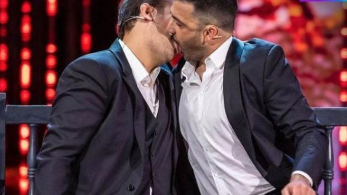 Pio e Amedeo bacio gay Ascolti Tv Felicissima sera
