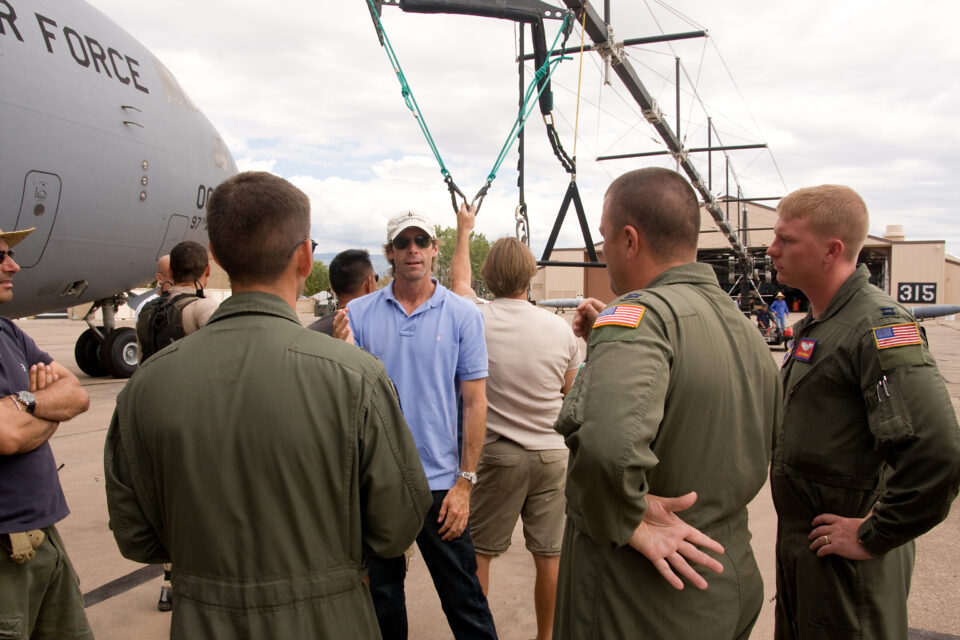 Il regista Michael Bay sul set di Transformers: La vendetta del Caduto
(Holloman Air Force Base, N.M. Photo Credit: Robert Zuckerman © 2009 DreamWorks LLC and Paramount Pictures/Hasbro, TRANSFORMERS and all related characters are trademarks of Hasbro. ©2009 Hasbro. All Rights Reserved).