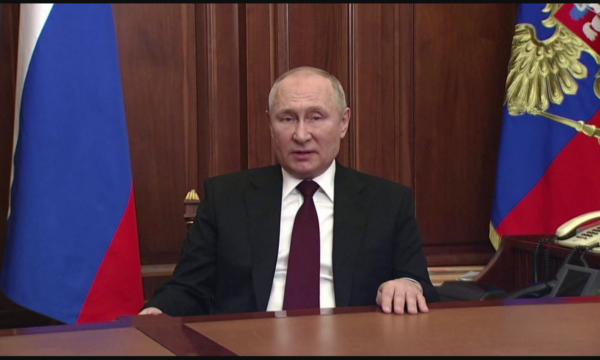 Tg2 buca Putin e sbaglia su Mattarella. Anzaldi: “Nessuno controlla?”