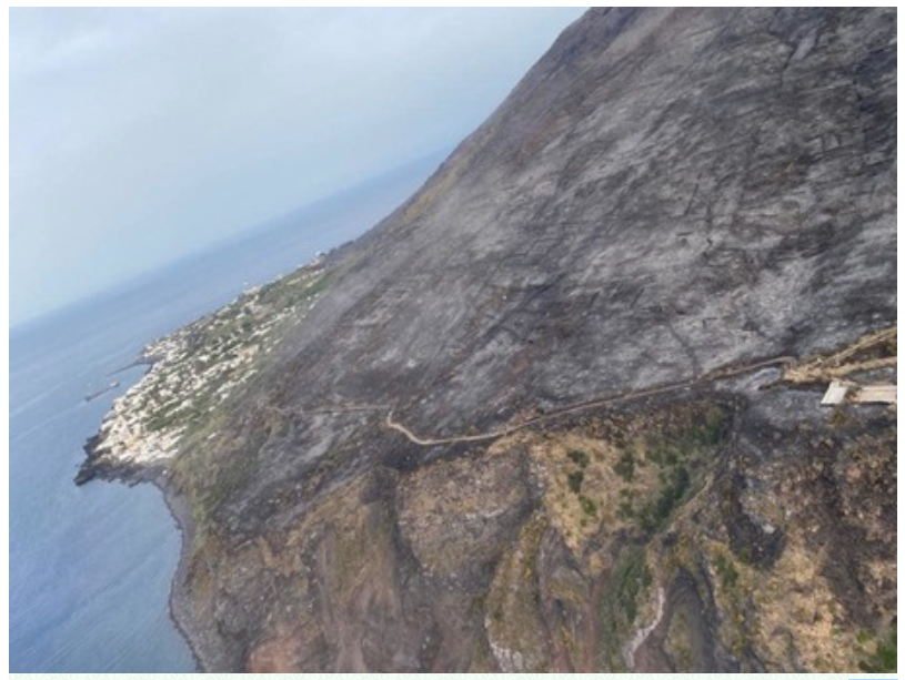 Stromboli dopo l'incendio di mercoledì 25 maggio 2022 (Ph. Ansa)
