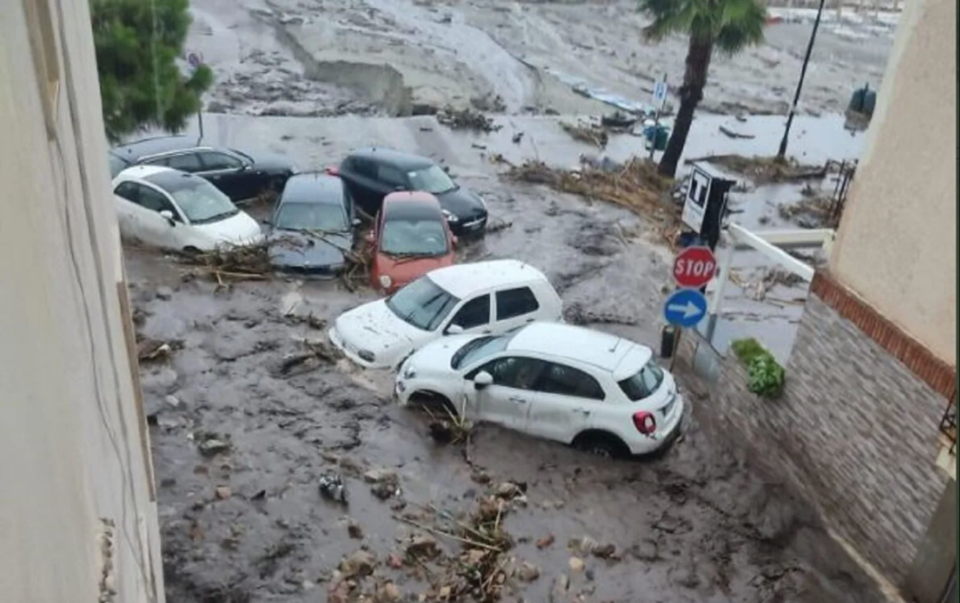 Un'immagine di Stromboli devastata dal fiume di fango dovuto all'alluvione (ph. Fanpage.it)