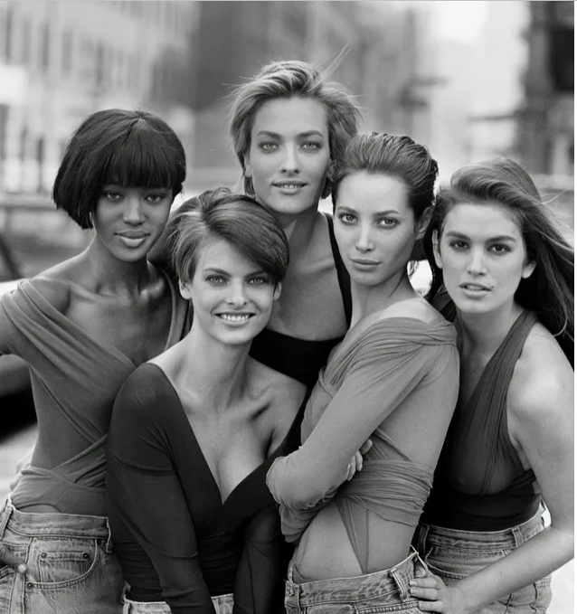 Tatjana Patitz al centro, con (da sinistra) Naomi Campbell, Linda Evangelista, Christy Turlington, Cindy Crawford - Foto di Peter Lindbergh per Vogue Inghilterra