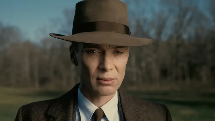 Cillian Murphy interpreta Julius Robert Oppenheimer, l'inventore della bomba atomica