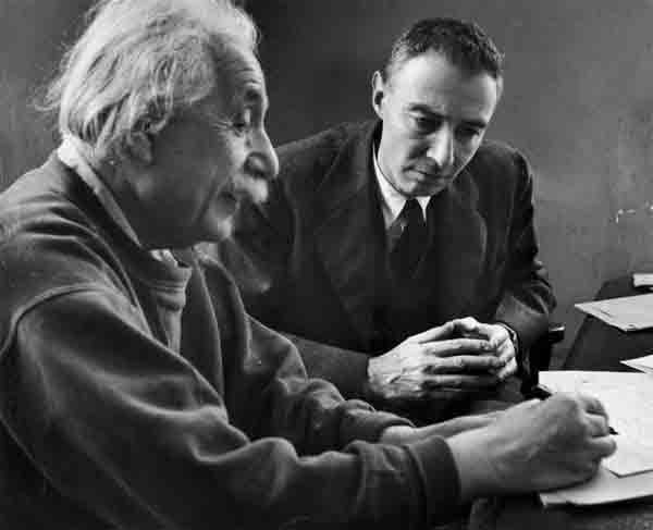 Albert Einstein con Robert J. Oppenheimer, 
direttore dell’Institute for Advanced Study di Princeton dal 1947 al 1966