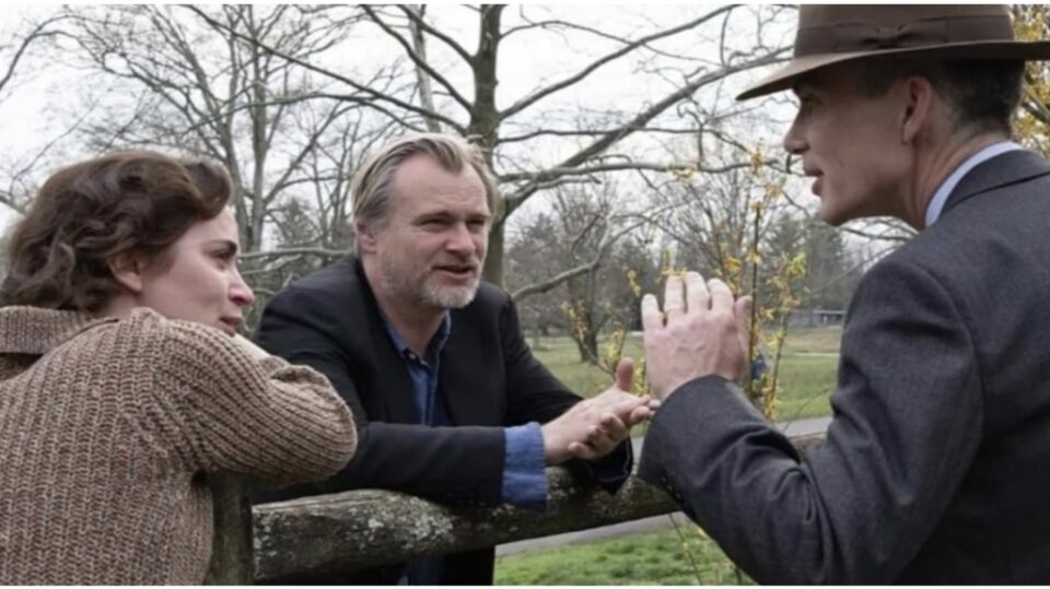 Il regista Christopher Nolan con Emily Blunt e Cillian Murphy in una pausa di lavorazione di Oppenheimer