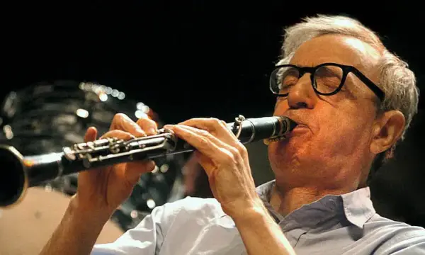 Un gusto unico per jazz, cultura, arte e psicanalisi, con il tocco di genio e la sregolatezza di Woody Allen