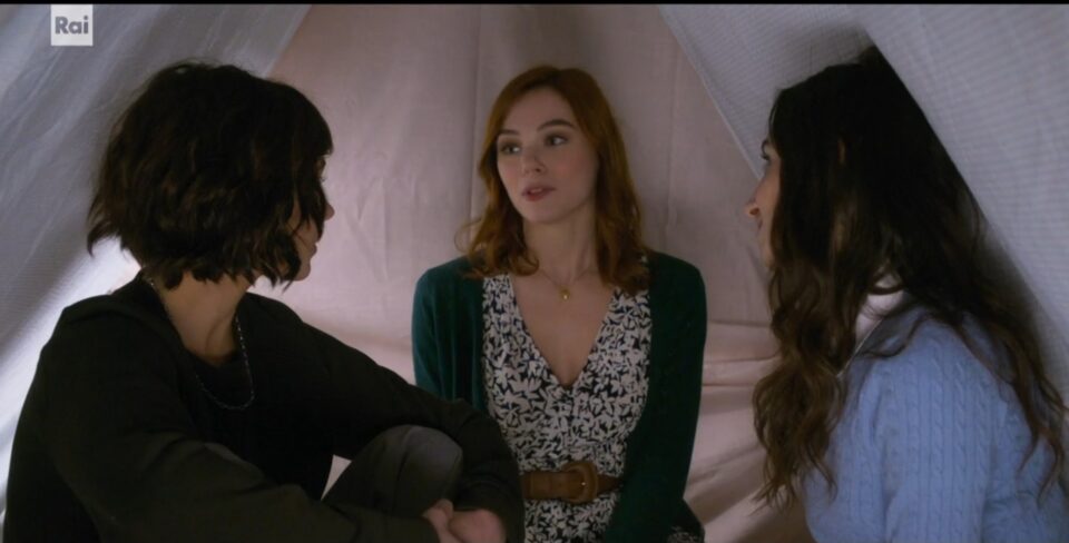 Ambrosia Caldarelli, Bianca Panconi e Ludovica Ciaschetti in una scena di Che Dio ci aiuti